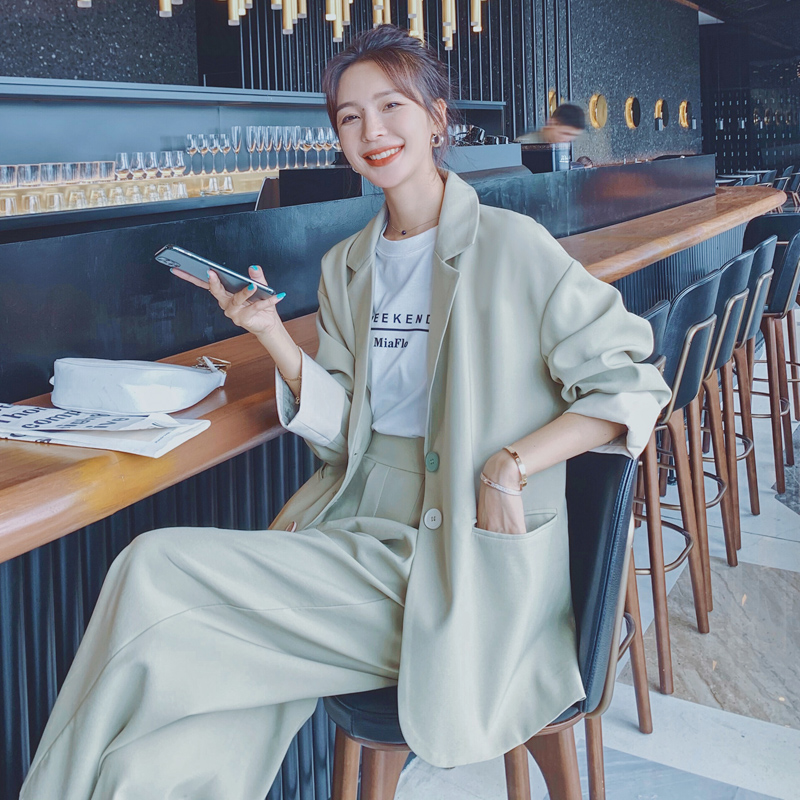 Bộ đồ hai mảnh thời trang và khí chất