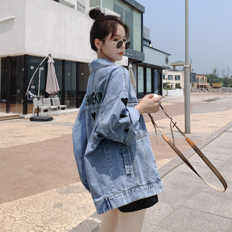 Áo khoác bảng chữ cái tiếng Anh hình trái tim