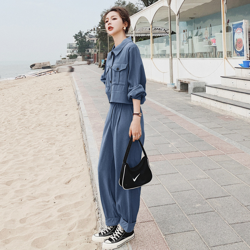 Bộ đồ hai mảnh thiết kế giảm tuổi tác