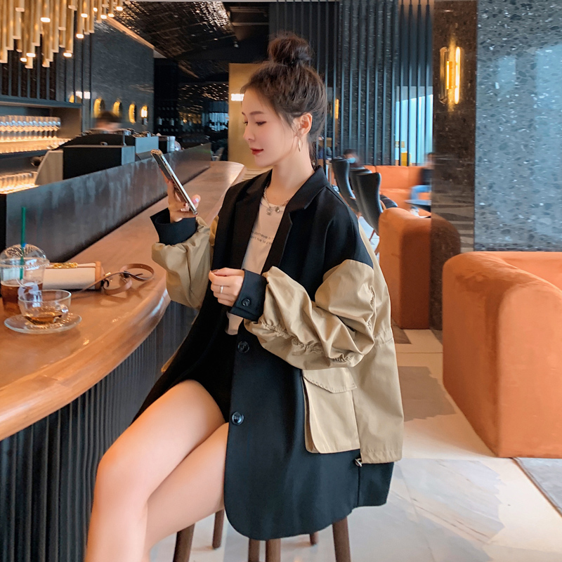Màu sắc tương phản và nhận áo khoác thắt lưng