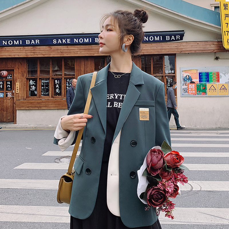 Bộ đồ hai bên ngực tương phản